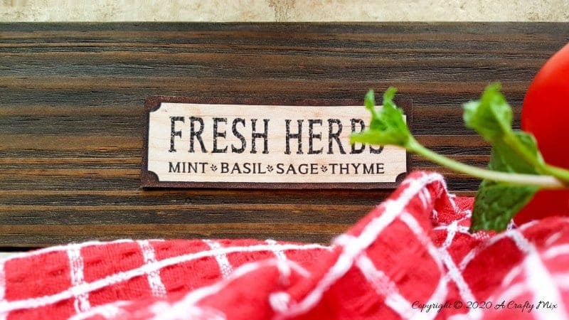 I love this fresh twist on the traditional herb garden. The framed bouquet of fresh herbs can be propped on the counter or hang it up if you prefer to keep your counters clutter free. #IndoorHerbs #IndoorGarden #FramedGarden #ACraftyMix #DistressedWall #DistressedFrame #GardenInspiration#FreshHerbs
