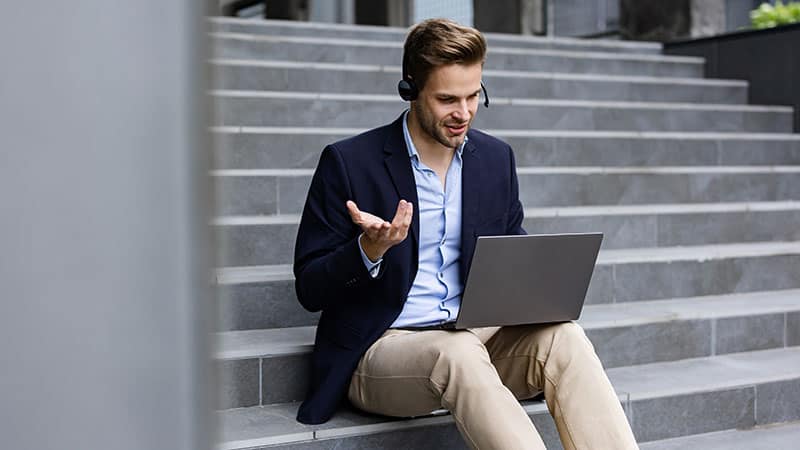 Mann mit Headset auf Treppe