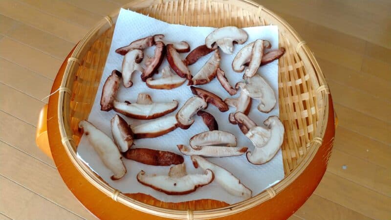 ざるに並べたスライスした生しいたけ