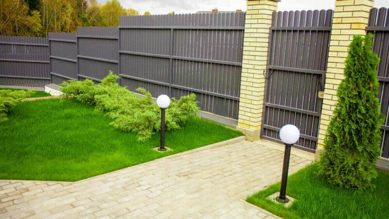 Why Do You Need Experts For a Luxury Privacy Screen Installation?