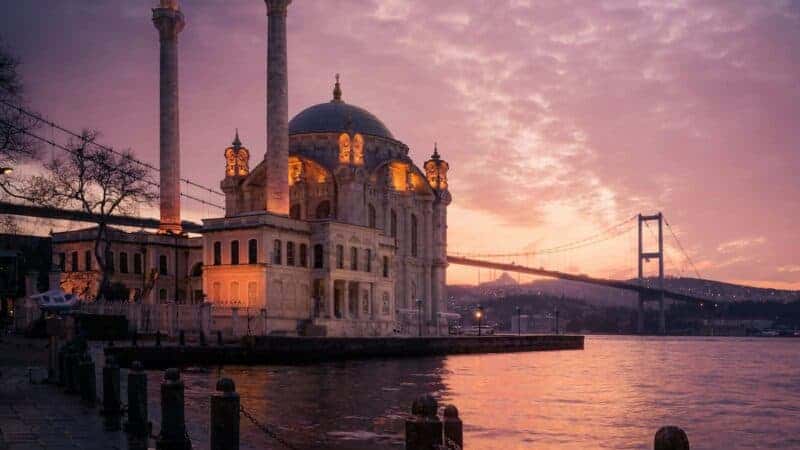 From Bazaars to Beauty Clinics The Transformation Tourism Trend in Istanbul