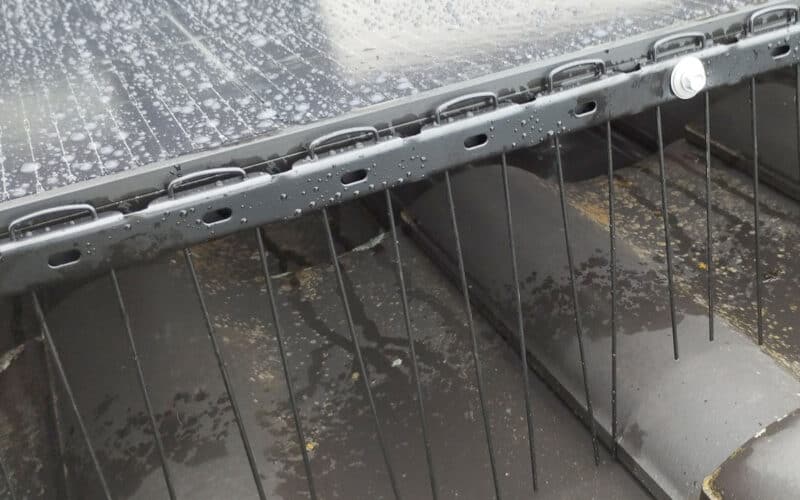 Dachmontage einer Solaranlage, regengeäumtes PV-Modul auf einem Flachdach, nachhaltige Energieerzeugung durch Photovoltaik, professionelle Solar-Systeme von Kili Solar.