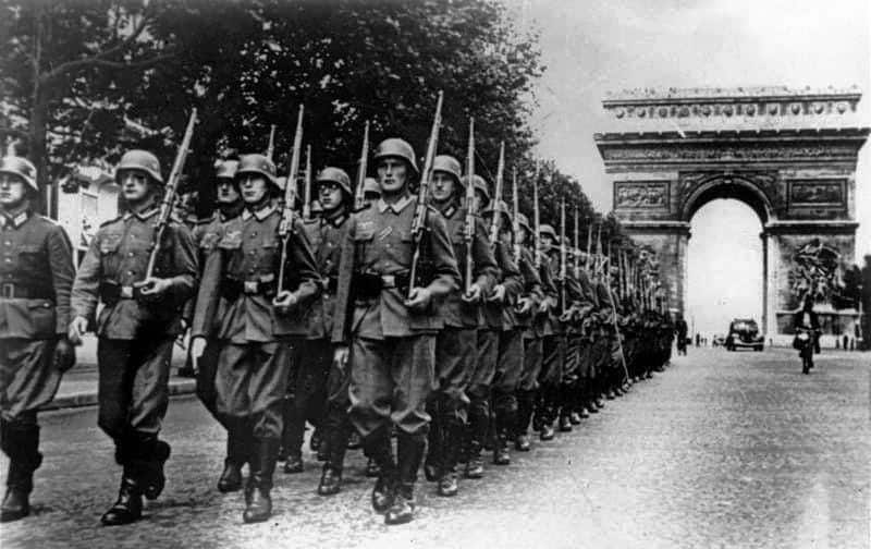 Duitse troepen marcheren over de Champs-Élysées in Parijs na de Franse overgave in juni 1940 tijdens de Tweede Wereldoorlog.