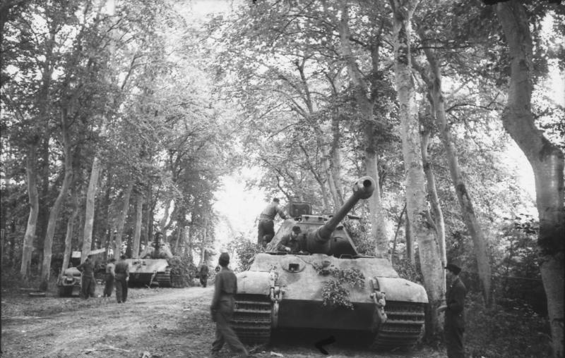 Een Duitse Tiger II (Königstiger) met Porscheturm van de 503e Zware Tankbataljon, geparkeerd onder bomen in Château Canteloup, 1944.