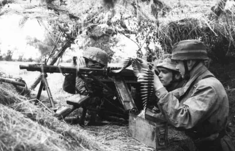 Duitse Fallschirmjäger met een MG 42-machinegeweer in stelling tijdens gevechten in de Tweede Wereldoorlog.