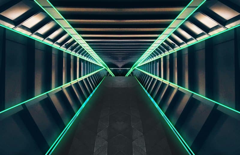 Interior de edificio metálico con franjas iluminadas con luz verde