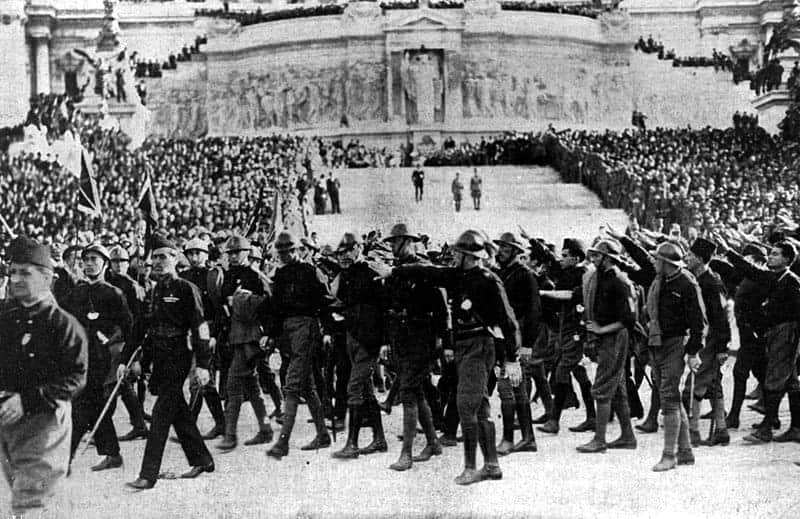 Fascistische parade bij het Vittoriano, een symbool van de machtsovername door Mussolini en het fascisme in Italië, 1922.