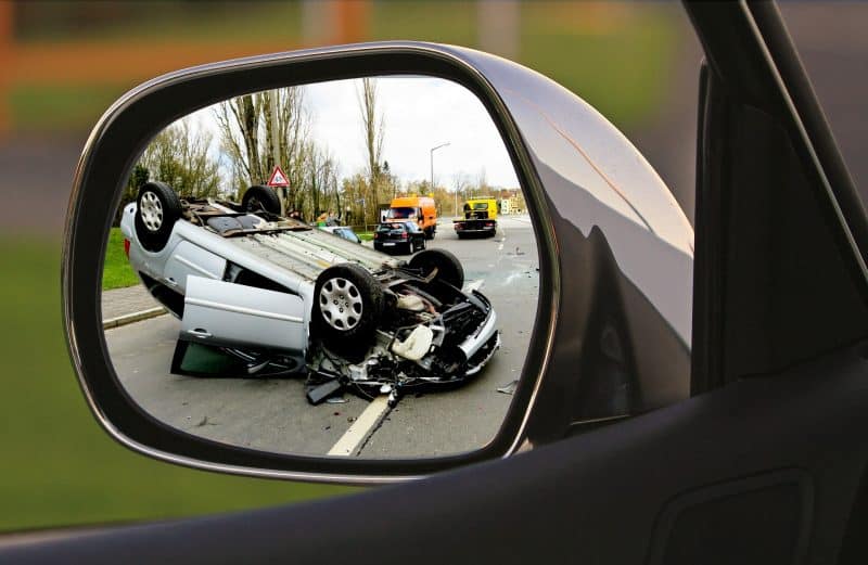 Accidente de tráfico visto desde retrovisor