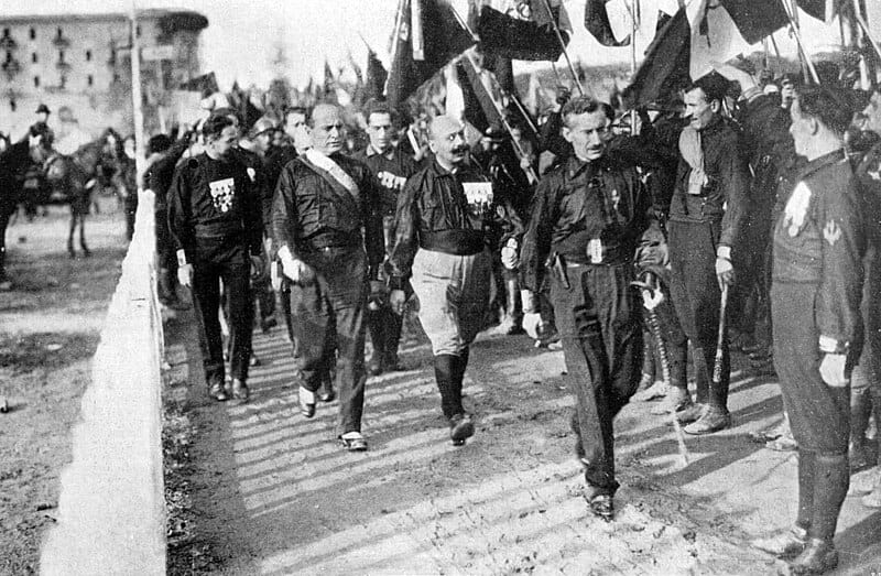 Mussolini en de fascistische staf inspecteren 40.000 Zwarthemden opgesteld op het sportveld van Napels, oktober 1922.