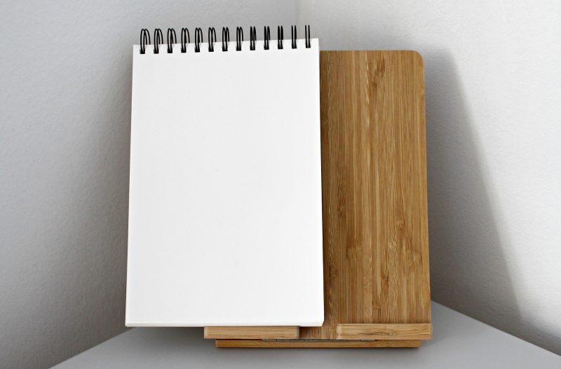 Cuaderno en blanco, listo para escribir.