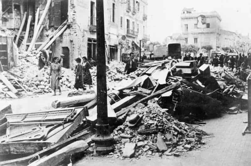 Verwoeste gebouwen in Granollers na Duits bombardement (31 mei 1938), gefotografeerd door Winifred Bates voor medische missie.
