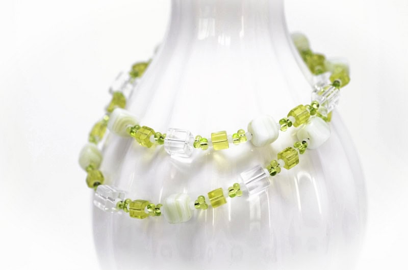 Leichte Glasperlenkette in Limette und Weiß mit frischem, modernem Design