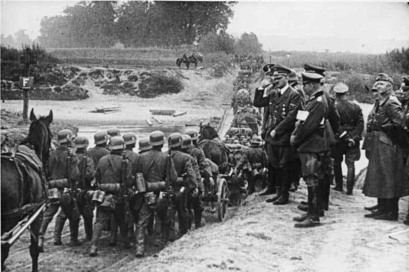 Duitse troepen marcheren langs Adolf Hitler, die hen groet vanaf een verhoging tijdens de Poolse Veldtocht, september 1939.