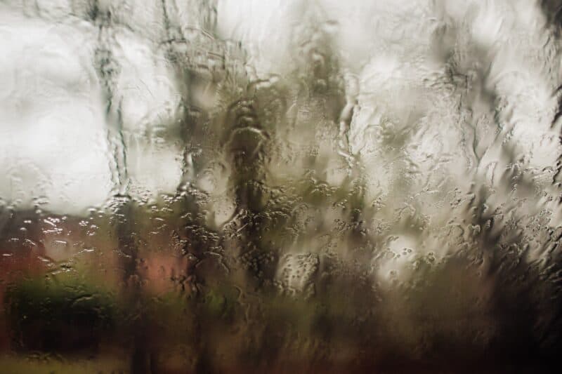 雨で外がかすんでる窓ガラス