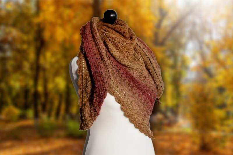 Ein gehäkeltes Tuch New York in Herbstfarben, ideal für die kühle Jahreszeit.