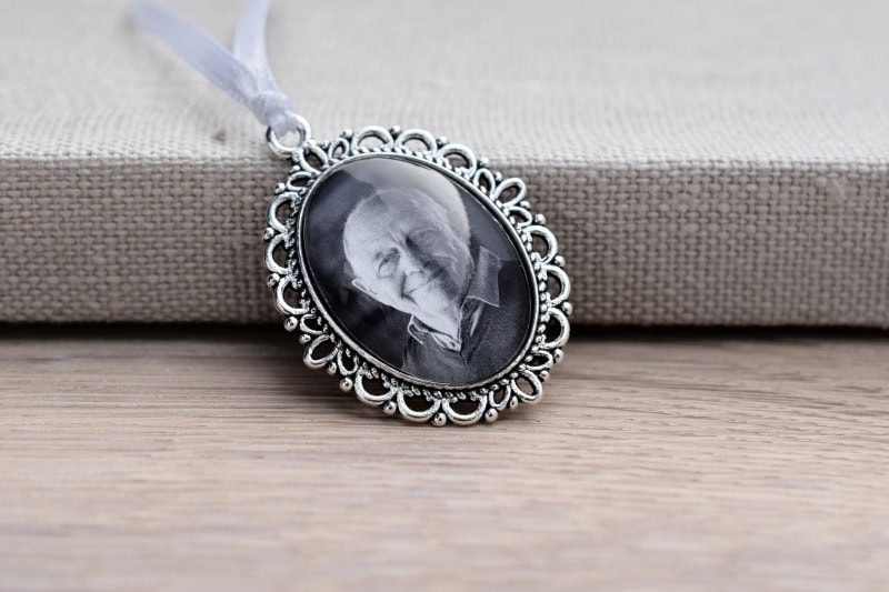 Silberfarbener Brautstraußanhänger mit Schwarz-Weiß-Foto eines Mannes, personalisiertes Andenken.