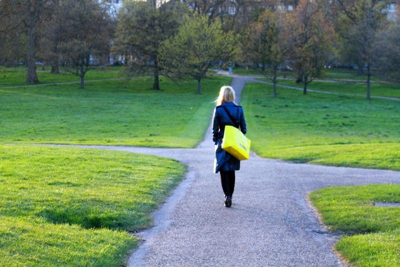 Chica pasea por un camino con varias ramificaciones y encrucijadas