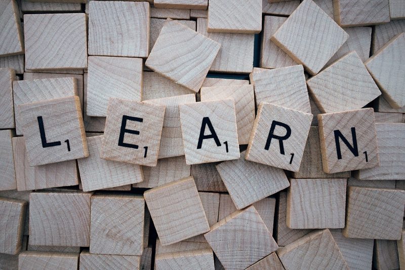 La palabra LEARN (aprender en inglés) escrita en letras de scrabble de madera