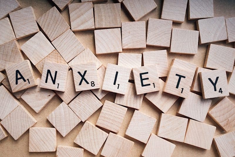 La palabra Anxiety (ansiedad en inglés), escrita con letras de scrabble de madera.