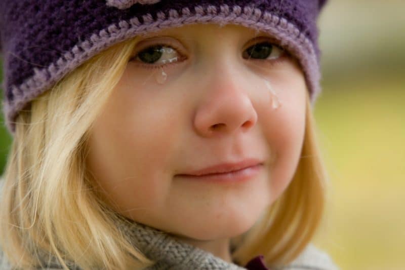 Niña rubia llorando