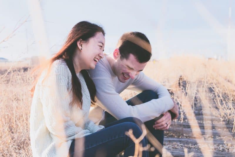 Pareja riendo en el campo