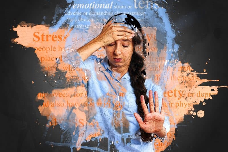Chica con una mano sobre su frente y la otra mano abierta en señal de parar, con palabras relativas al estrés, la ansiedad y la tensión emocional y líneas superpuestas.