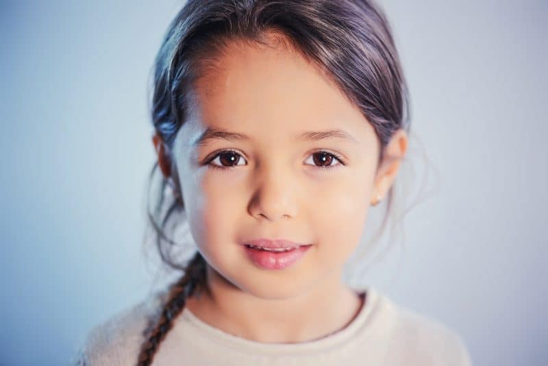 Niña con trenza, mirando de frente