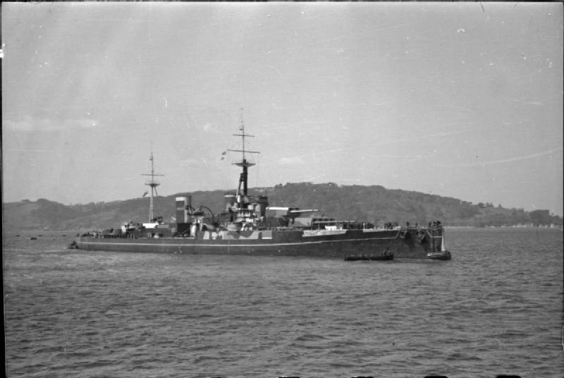HMS Centurion afgemeerd en aangepast als dubbelganger voor HMS Anson met dummy-schoorstenen en geschuttorens.
