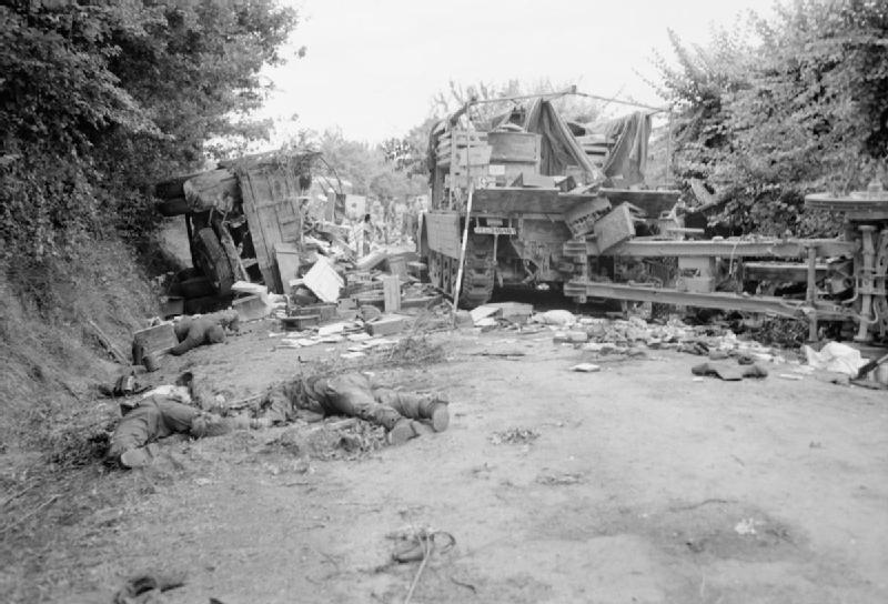 Weg bij Chambois bezaaid met Duitse wrakken na aanval door Hawker Typhoons van de RAF in Normandië, 1944.