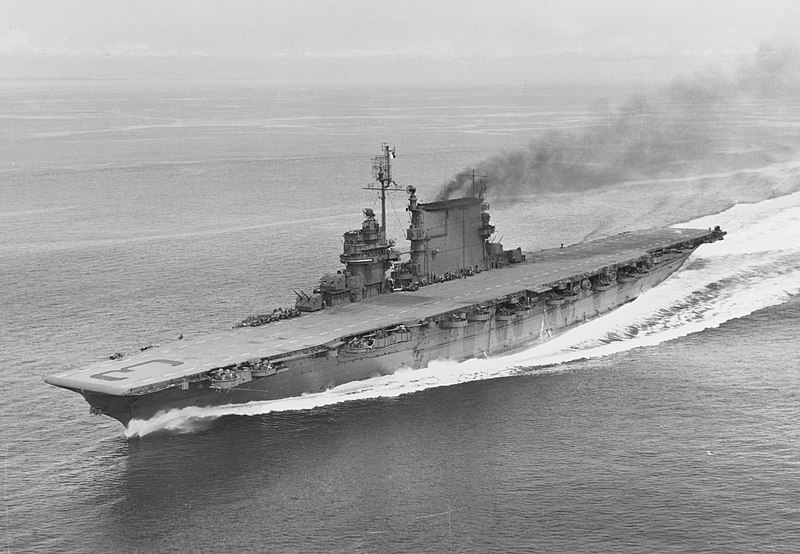 USS Saratoga (CV-3) op volle kracht tijdens proeven in Puget Sound, 15 mei 1945, met zichtbare radarantennes na herstel.