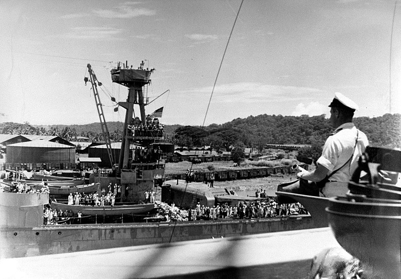 De USS Houston (CA-30) bij Tjilatjap, Java, op 6 februari 1942, gezien vanaf de USS Marblehead (CL-12), met halfstok gehesen vlag.