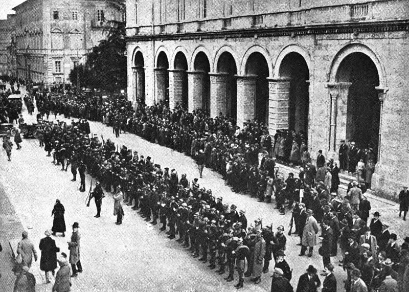 Een fascistische centuria neemt de verdediging van Hotel Brufani op zich, een cruciaal moment tijdens de Mars op Rome in 1922.
