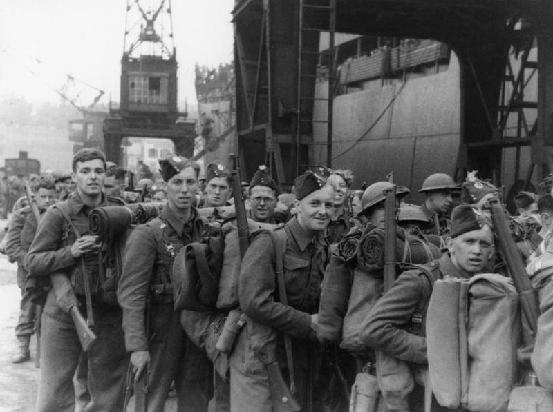 Britse troepen stappen in juni 1940 aan boord van schepen tijdens de evacuatie uit Frankrijk aan het einde van Operatie Dynamo.