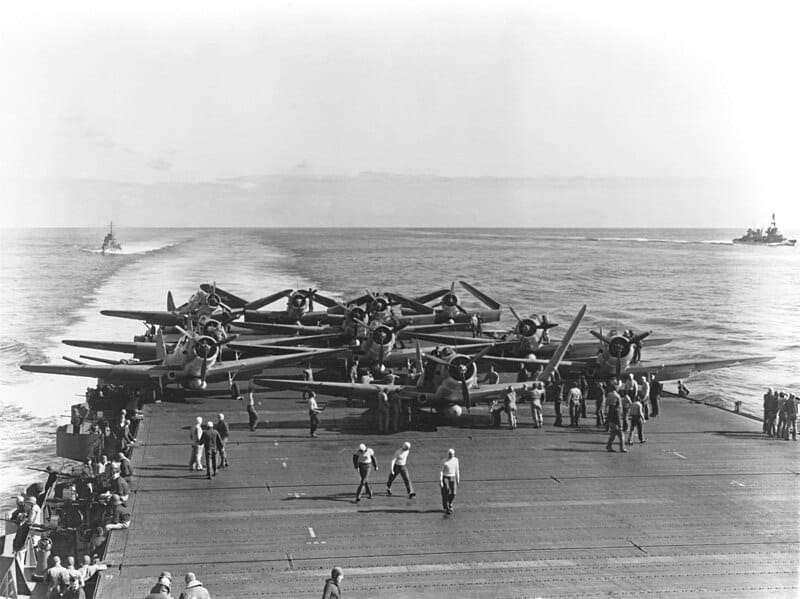 Douglas TBD-1 Devastator vliegtuigen van VT-6 worden voorbereid op lancering aan boord van USS Enterprise, 4 juni 1942, rond 07:30.