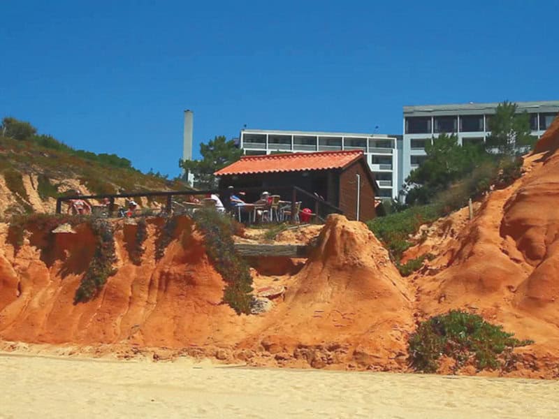 Direkt am Strand liegt die Hotelanlage in Albufeira Direkt am Strand liegt die Hotelanlage in Albufeira