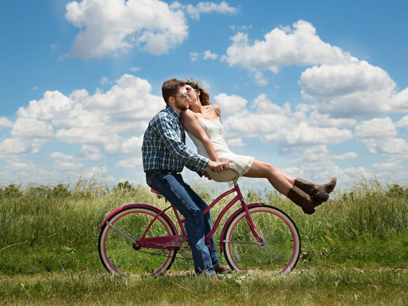 Una pareja pasea en bicicleta