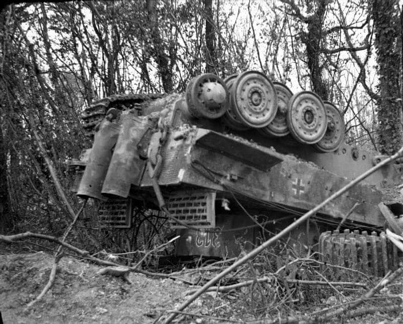 Een Duitse Panzer VI Tiger-tank, omvergeworpen door geallieerde bombardementen aan het begin van Operatie Goodwood, juli 1944.