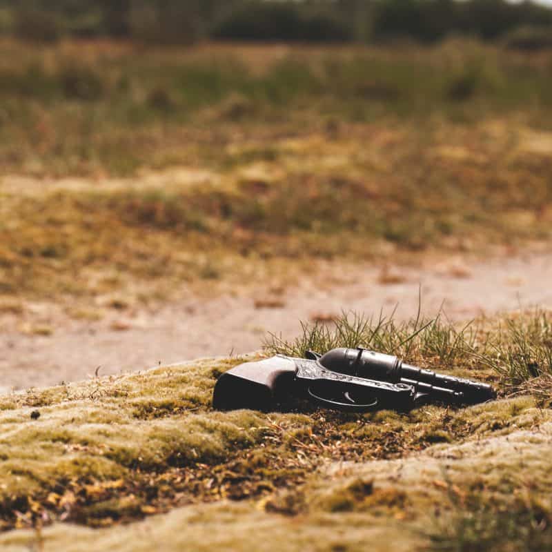 un revolver posé par terre