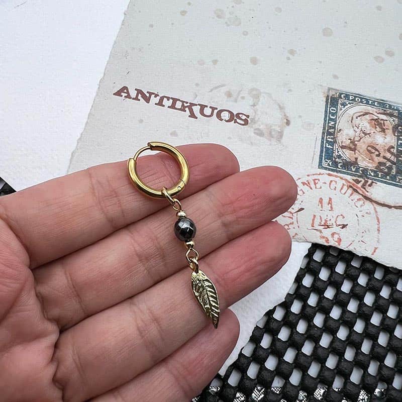 Gold leaf earring jewellery antikuos, close-up