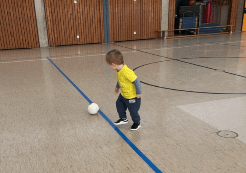 Kind kickt Ball beim Futziball-Kurs in Grevenbroich Wevelinghoven