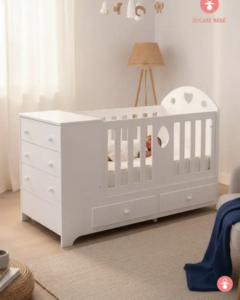 Berceau évolutif en bois naturel, design scandinave pour chambre bébé.