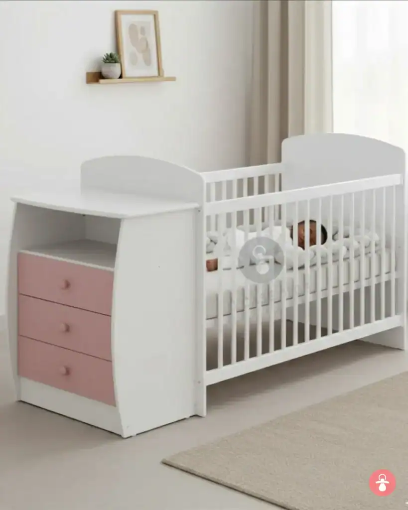 Berceau évolutif blanc avec commode intégrée, mobilier bébé fonctionnel et moderne.