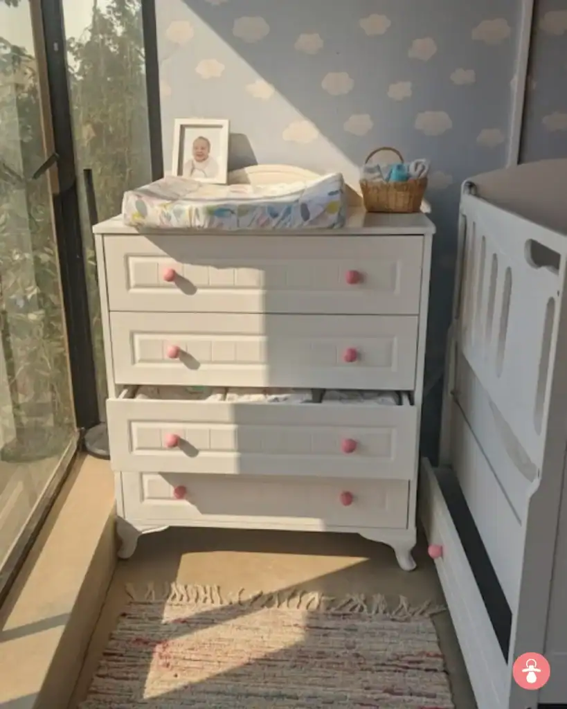 Commode 4 tiroirs rose avec poignées, rangement enfant, meuble chambre bébé