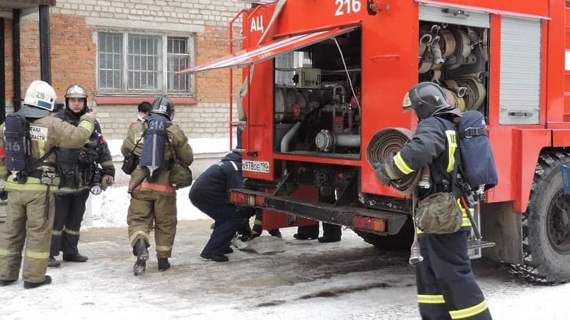 Пожарные за работой в зимний период