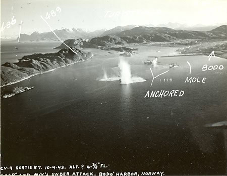 Foto van Duitse koopvaardijschepen Malaga, Cap Guir en Rabat aangevallen door vliegtuigen van USS Ranger (CV-4) op 4 oktober 1943.