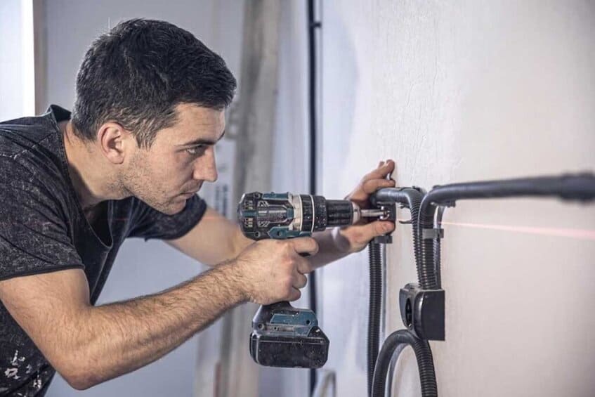 tecnico Riparazione Casa eseguie automazione elettrica di porta basculante
