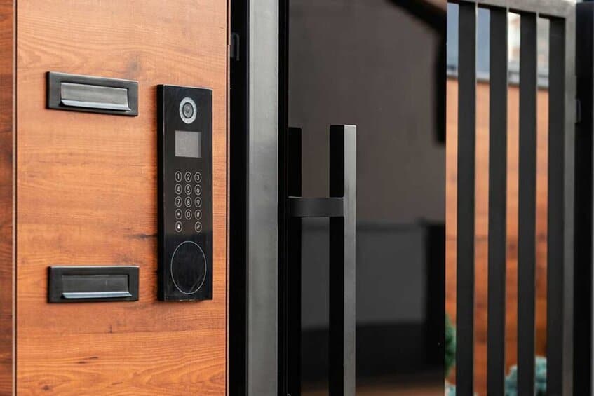 elettricista di Riparazione Casa a installato un nuovo citofono del condominio