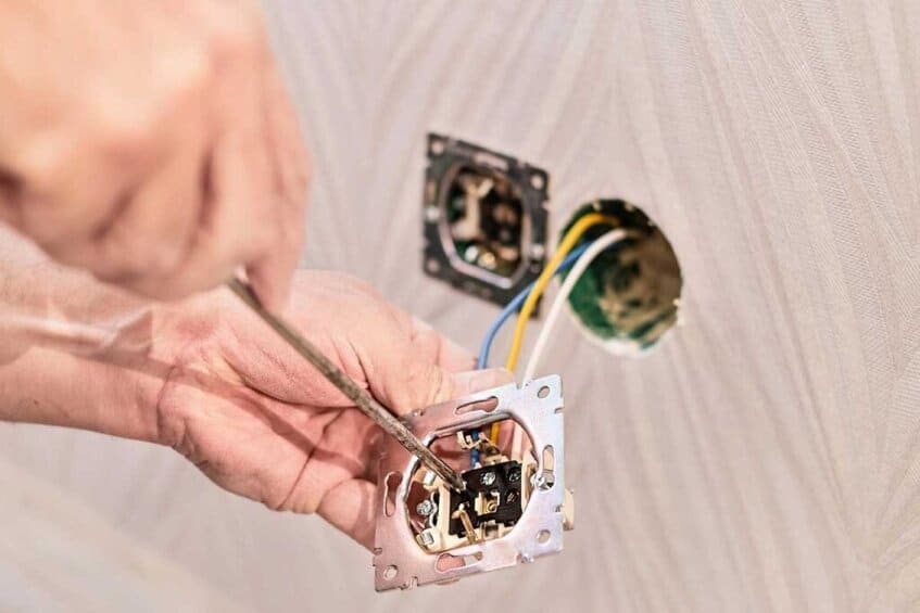 tecnico Riparazione Casa sostituisce una presa guasta