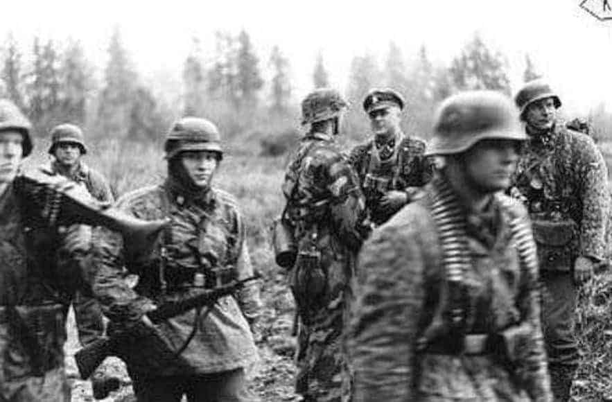 Soldaten van de 12e SS Panzerdivisie 'Hitlerjugend' tijdens het Ardennenoffensief in december 1944, bewapend en in winteruniformen.