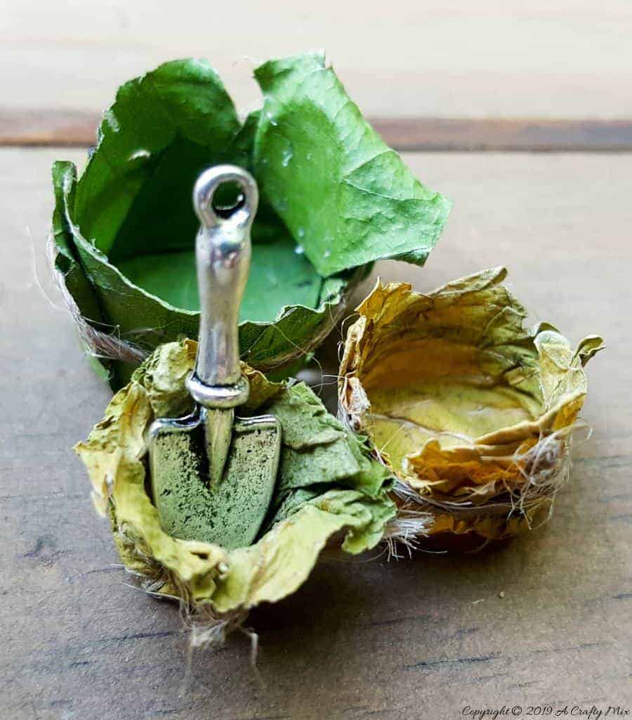 These whimsical fairy leaf bowls are so easy to make. They’re perfect for adding a fun décor element to a fairy garden or dolls house. #FairyLeafBowl #FairyBowls #FairyDIYCrafts #ACraftyMix #FairyGardens #FairyCrafts #WhimsicalFairyCrafts #SimpleFairyCrafts
